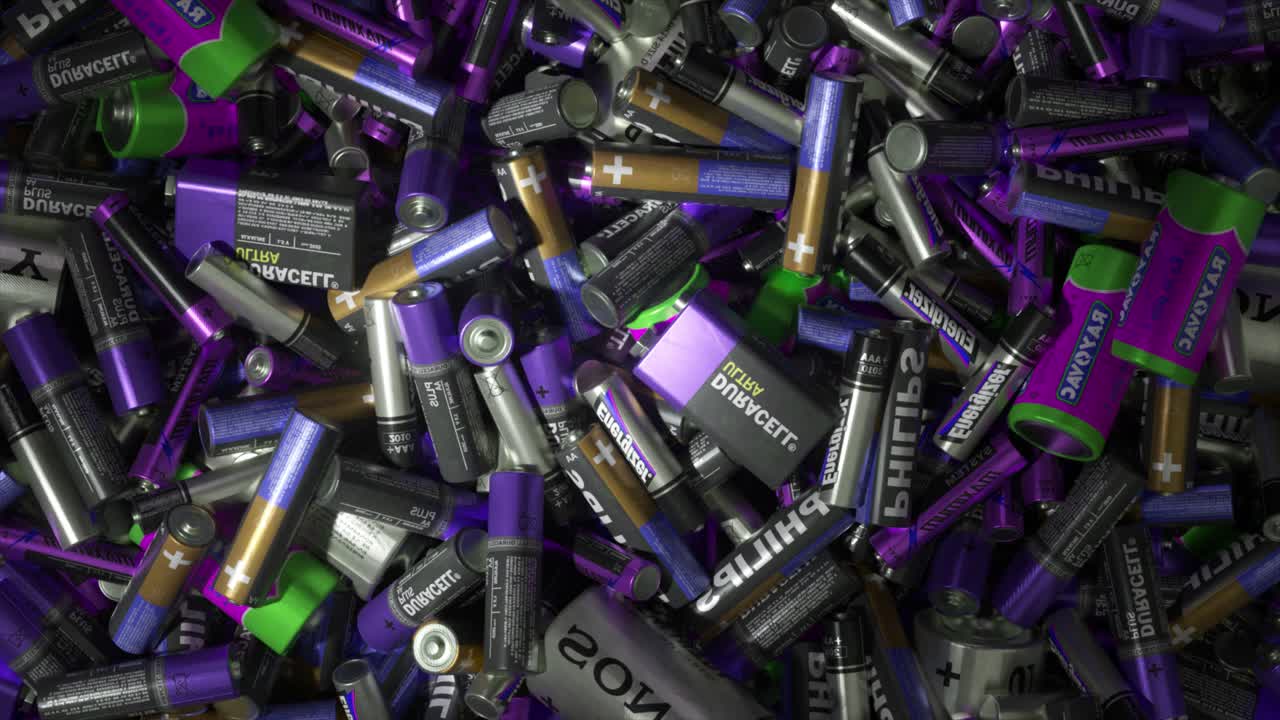 montón de baterías usadas variadas