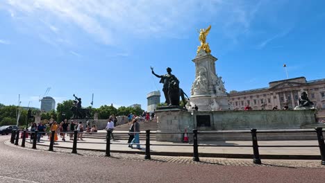 tourists around victoria memorial in london