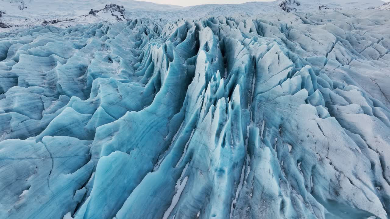 해가 지는 아이슬란드 의 빙하 에 있는 빙하 의 구조 를 한눈에 볼 수 있다