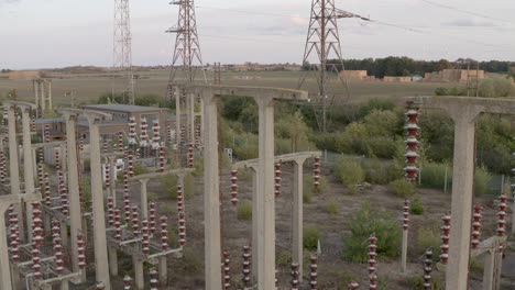 torres de alta tensión en una subestación nuclear fuera de servicio con un entorno demasiado grande