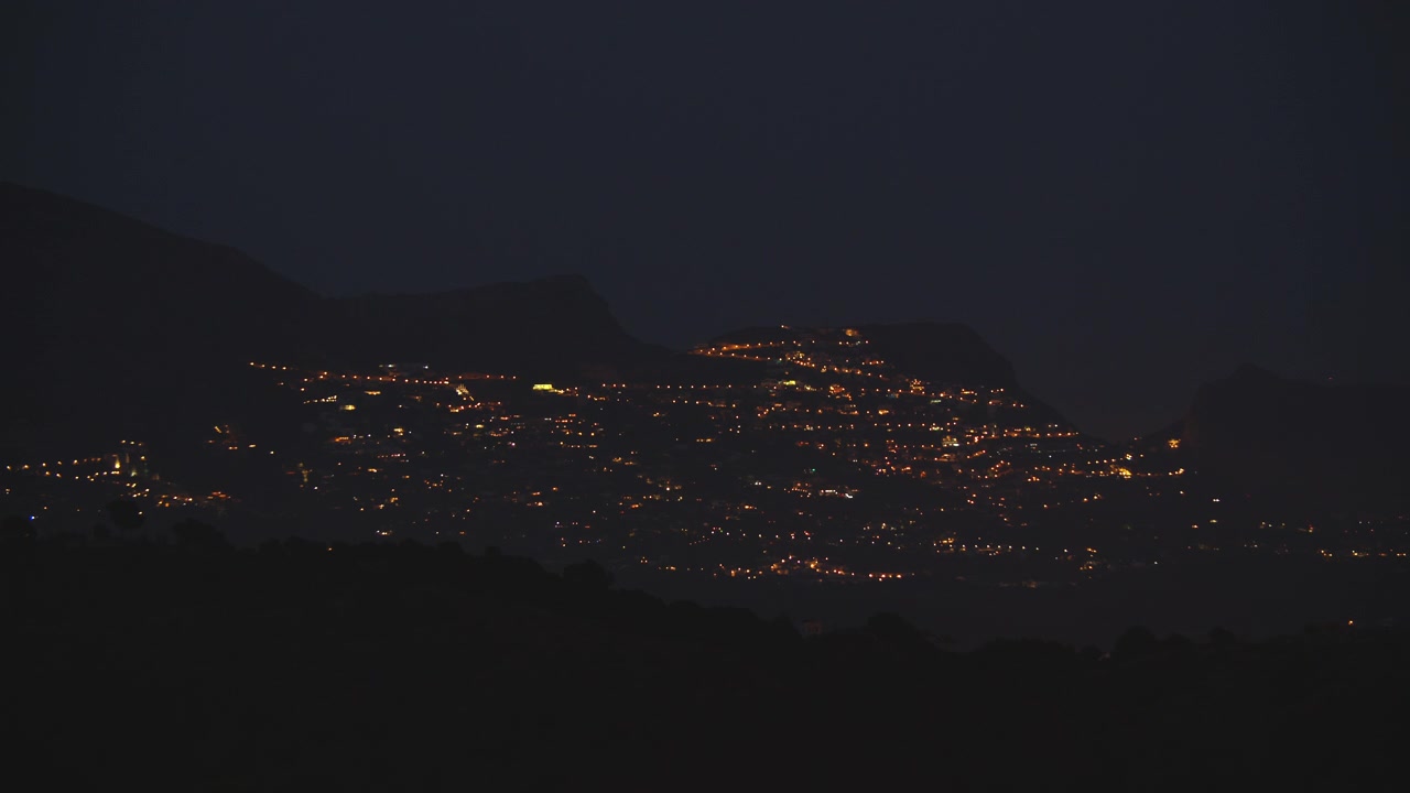Luci notturne della città sulla montagna in Spagna