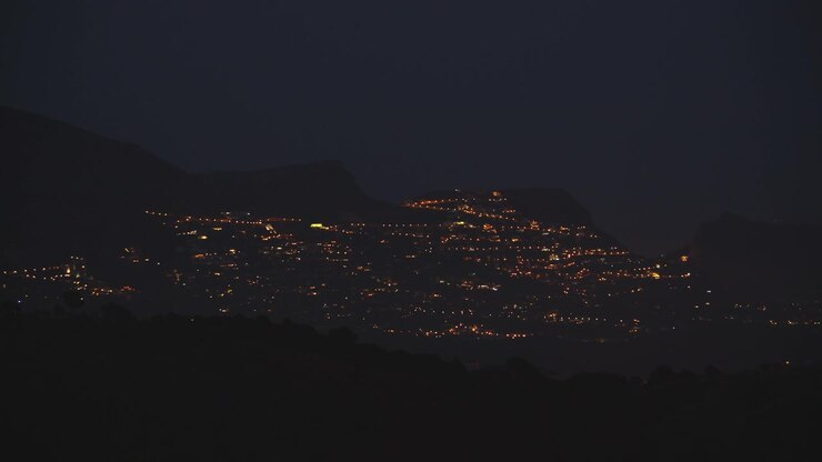 Luci notturne della città sulla montagna in Spagna