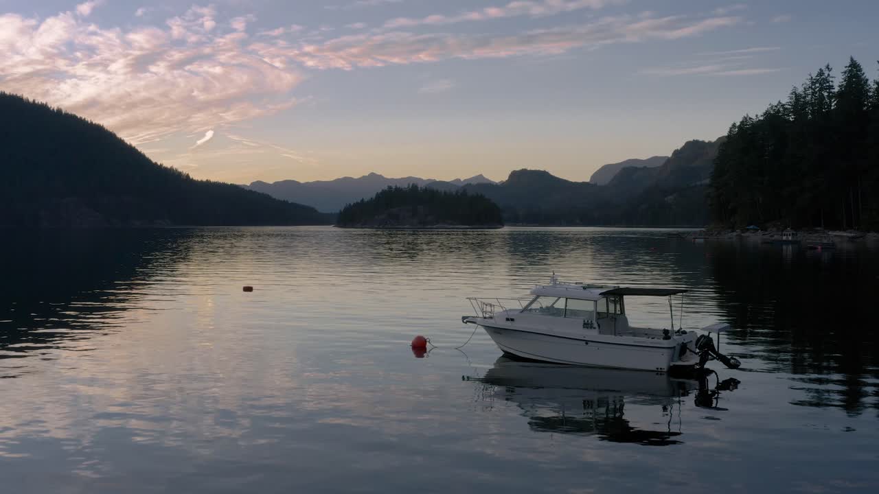 Motoscafo che naviga nell'insenatura di Sechelt al tramonto vicino a Egmont nella Sunshine Coast, Columbia Britannica, Canada.
