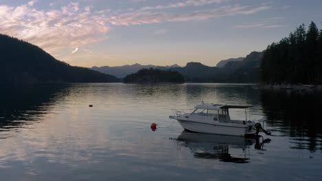 Lancha-Rápida-Flotando-En-La-Entrada-De-Sechelt-En-Una-Puesta-De-Sol-Cerca-De-Egmont-En-La-Costa-Del-Sol,-Columbia-Británica,-Canadá