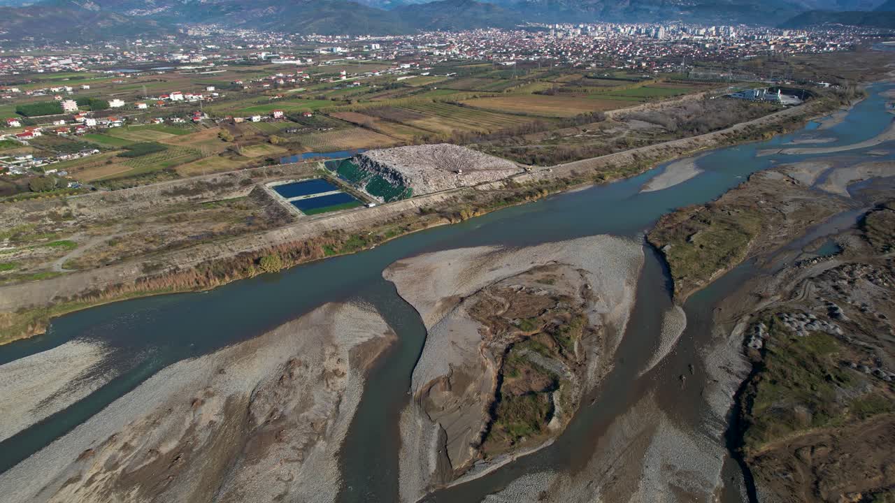 desastre ecológico a orillas del río cerca de la ciudad de elbasan en albania del vertedero de residuos y empresas mineras de arena