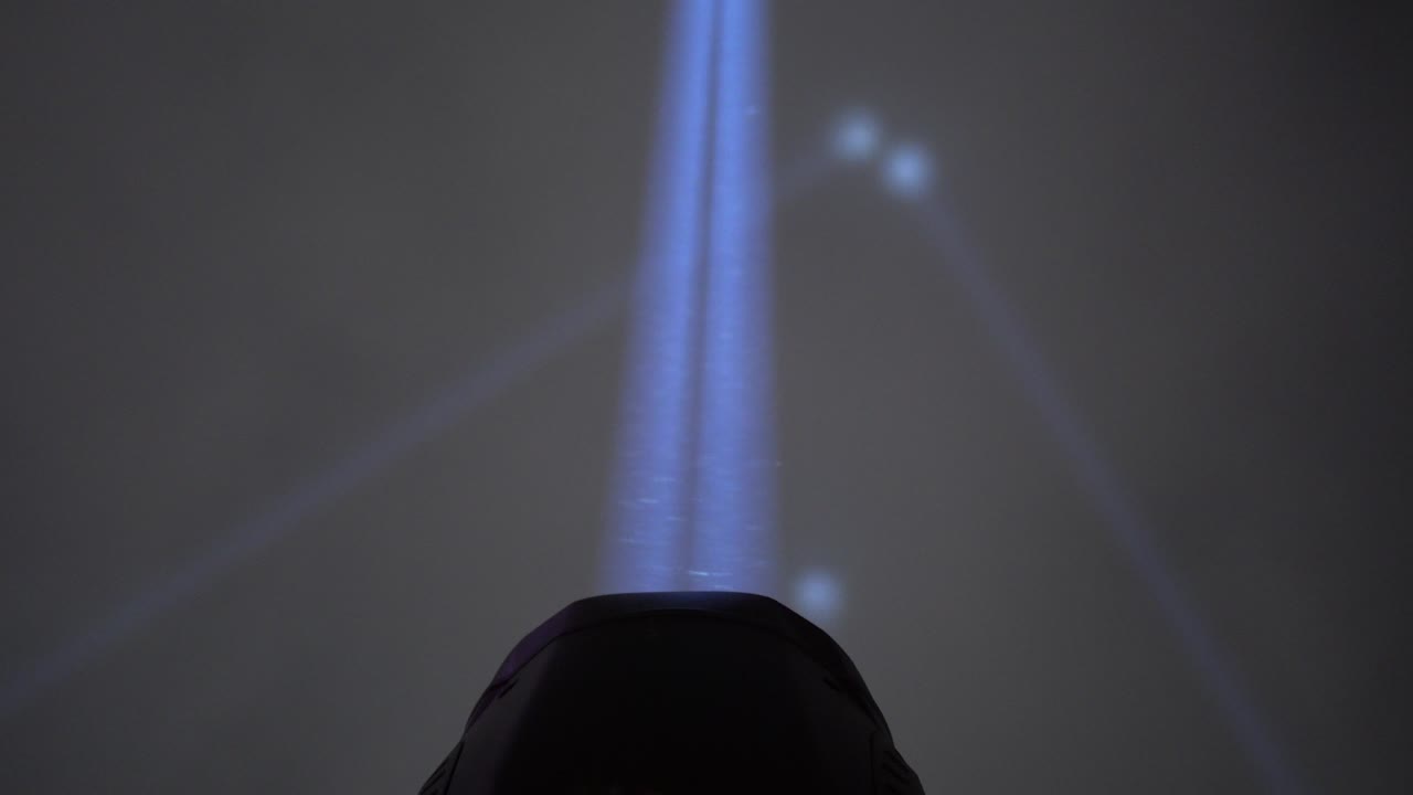 las luces iluminan el cielo y el lugar está en el lugar de la actuación.