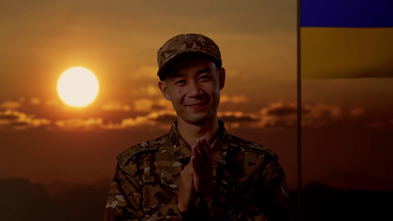 우크라이나 군인 이 해가 지면 박수 를 치고 있다