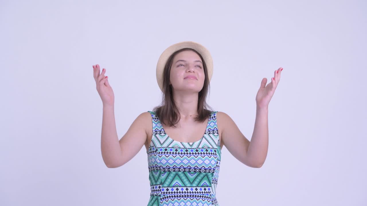 joven y hermosa turista feliz