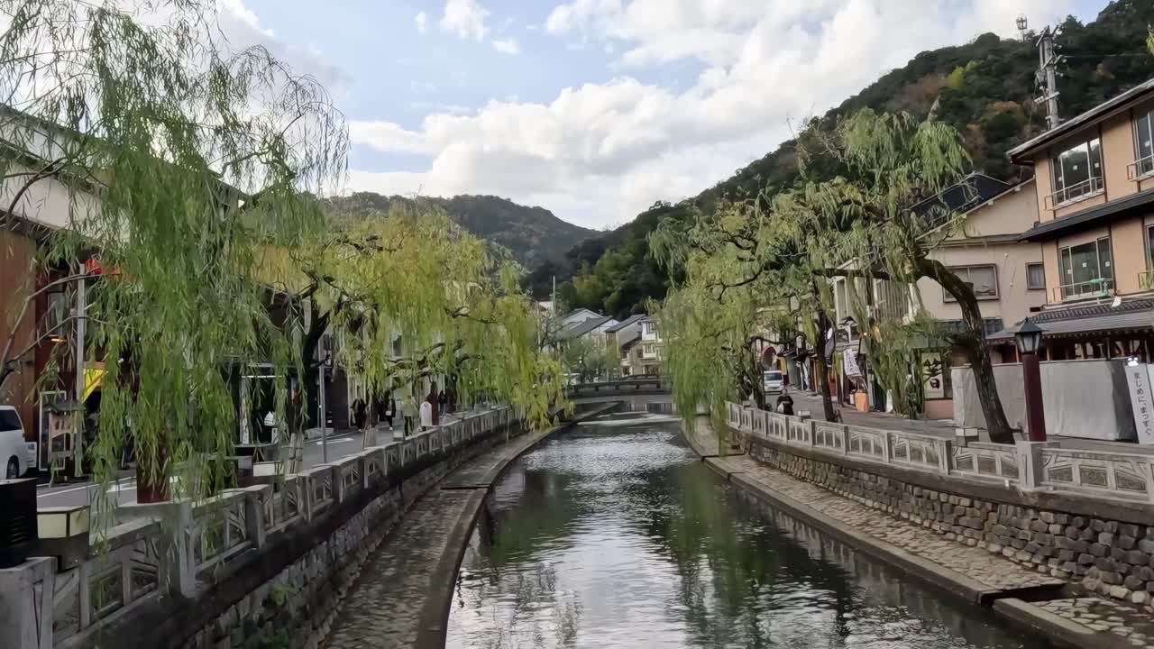 그림 같은 강변 마을의 타임스입니다.