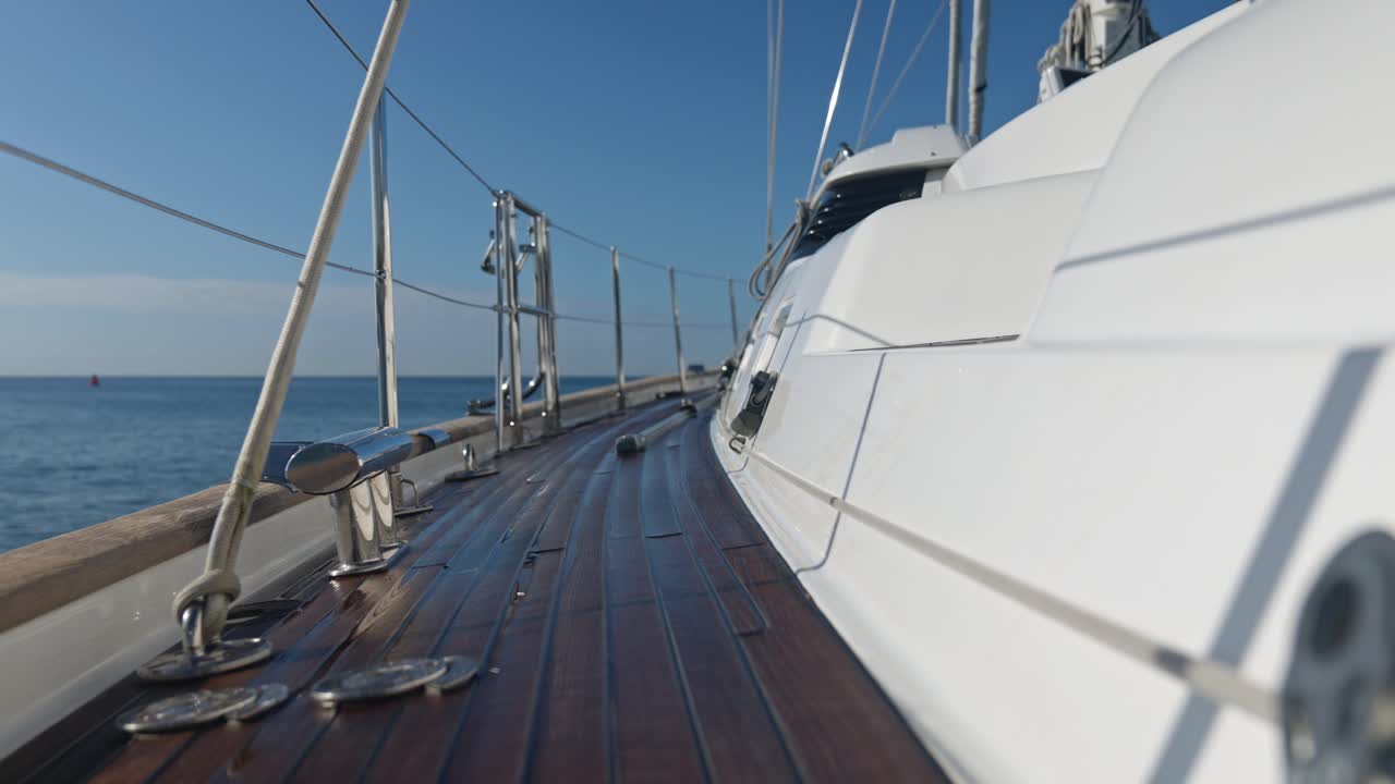 POV-Aufnahme: Gehen auf Holzdeck einer Luxusyacht auf dem Meer, Zeitlupe.