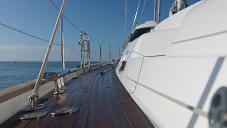 tiro pov caminando sobre suelo de madera en yate de lujo en el mar, cámara lenta