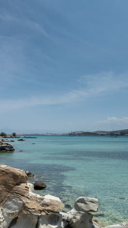 Escena-De-Playa-En-La-Isla-De-Paros,-Grecia-En-Vertical.