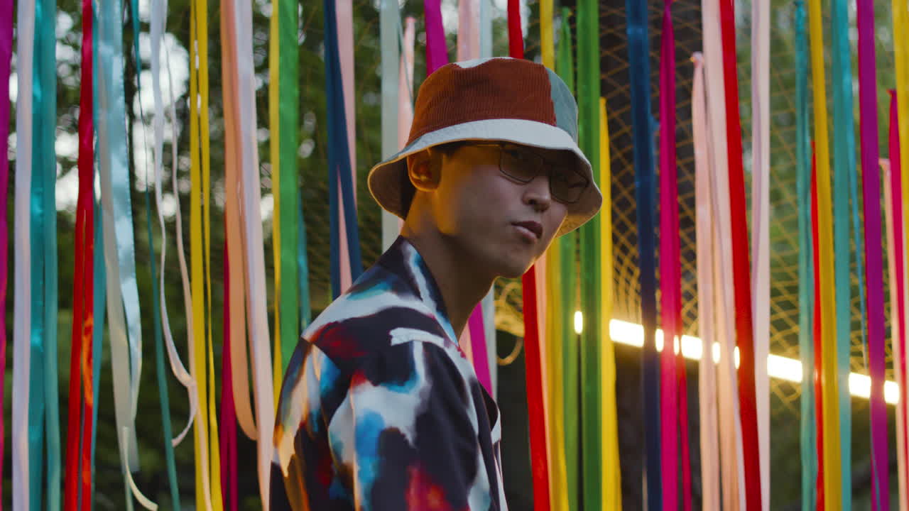 야외에서 춤을 추는 남자