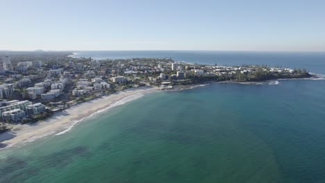 Suburbio-Costero-De-Kings-Beach-En-La-Costa-Del-Sol,-Queensland,-Australia---Toma-Aérea-De-Un-Drone