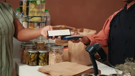 mujer afroamericana comprando productos biológicos frescos
