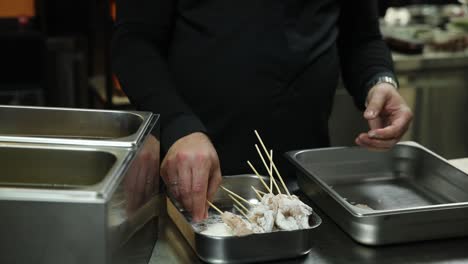 chef preparando comida en pan