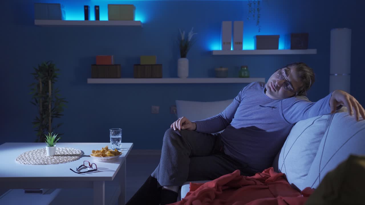L'uomo che si è addormentato mentre guardava la TV.