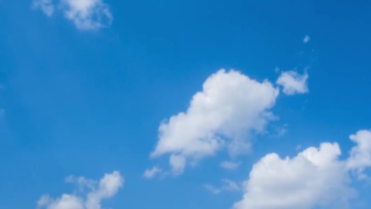 하 구름과 함께 푸른 하늘. 구름 풍경 타임스