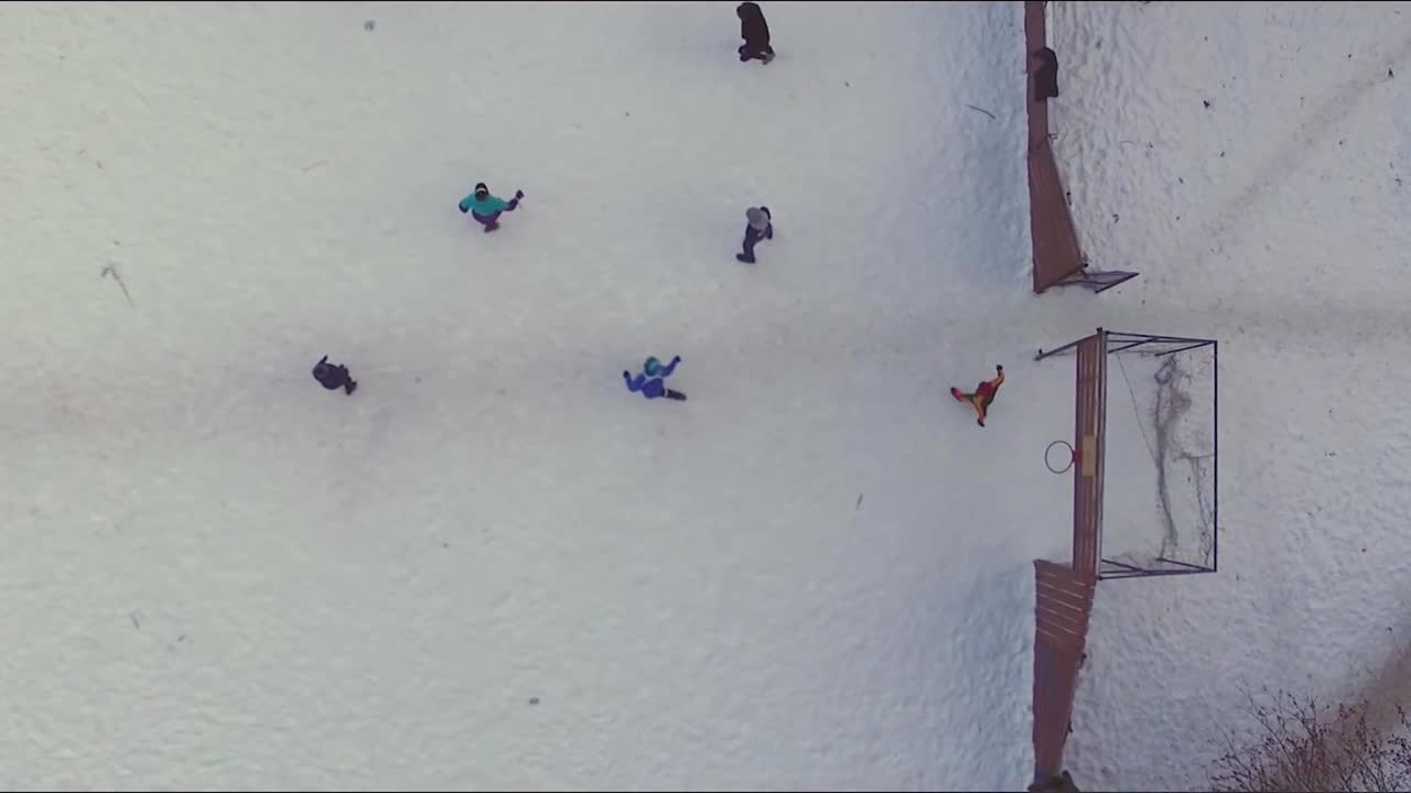 눈 속에서 축구를 하는 사람들