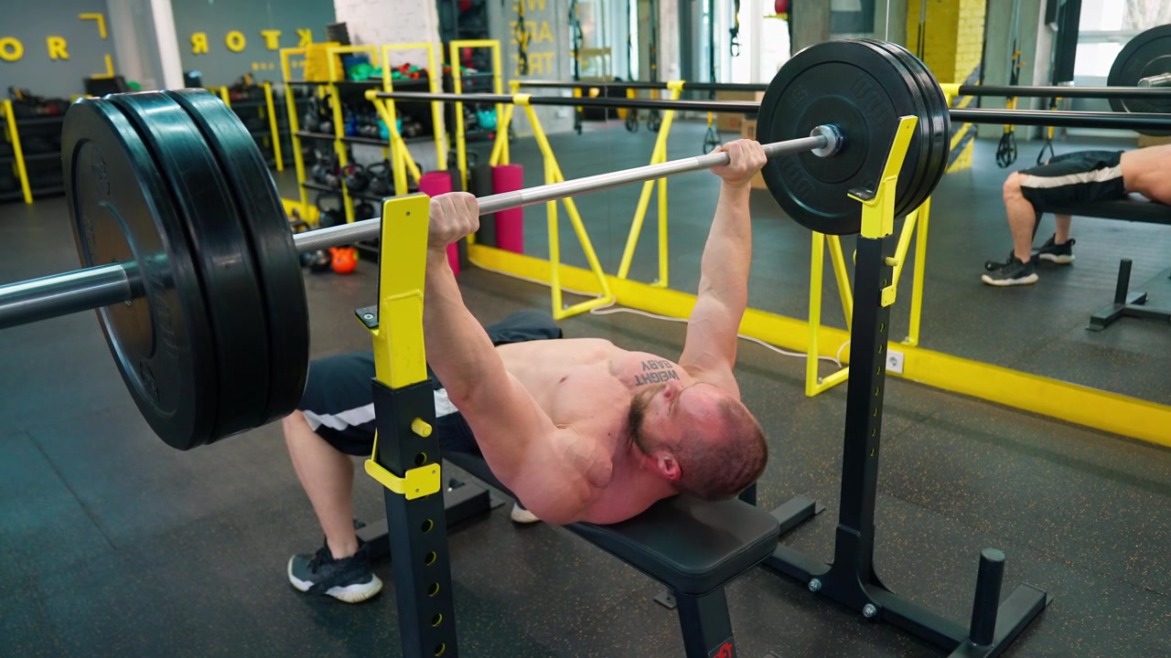 Spor Salonunda Bench Press Egzersizi Yapan Kaslı Adam