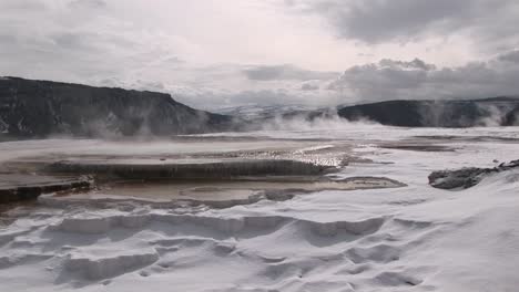 Una-Vista-Panorámica-De-Las-Humeantes-Aguas-Termales-En-Invierno