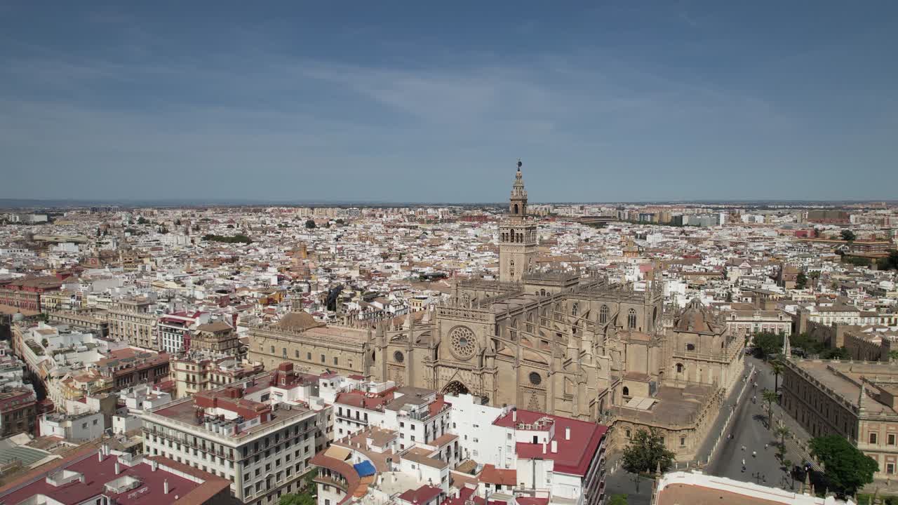 Pemandangan udara pusat kota Seville dengan katedral gotik dan menara lonceng Giralda yang terkenal.