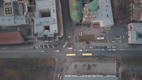 tráfico aéreo de automóviles. hora pico. ciudad vieja de lviv, ucrania