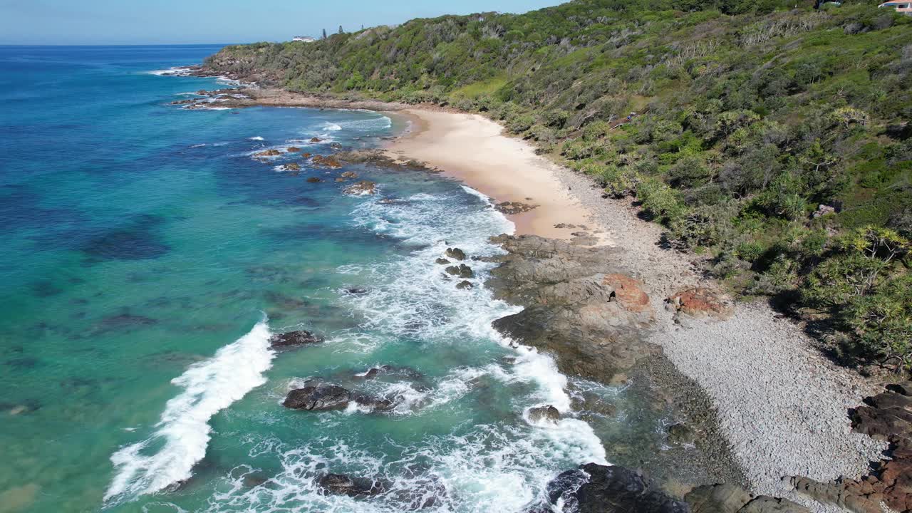 Baie idilliache di Coolum nel Queensland, Australia - ripresa aerea con drone.