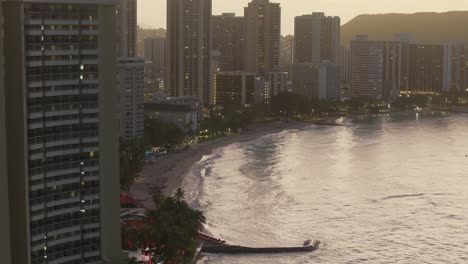 hermosa toma de establecimiento de hoteles con vistas a la playa, waikiki hawai
