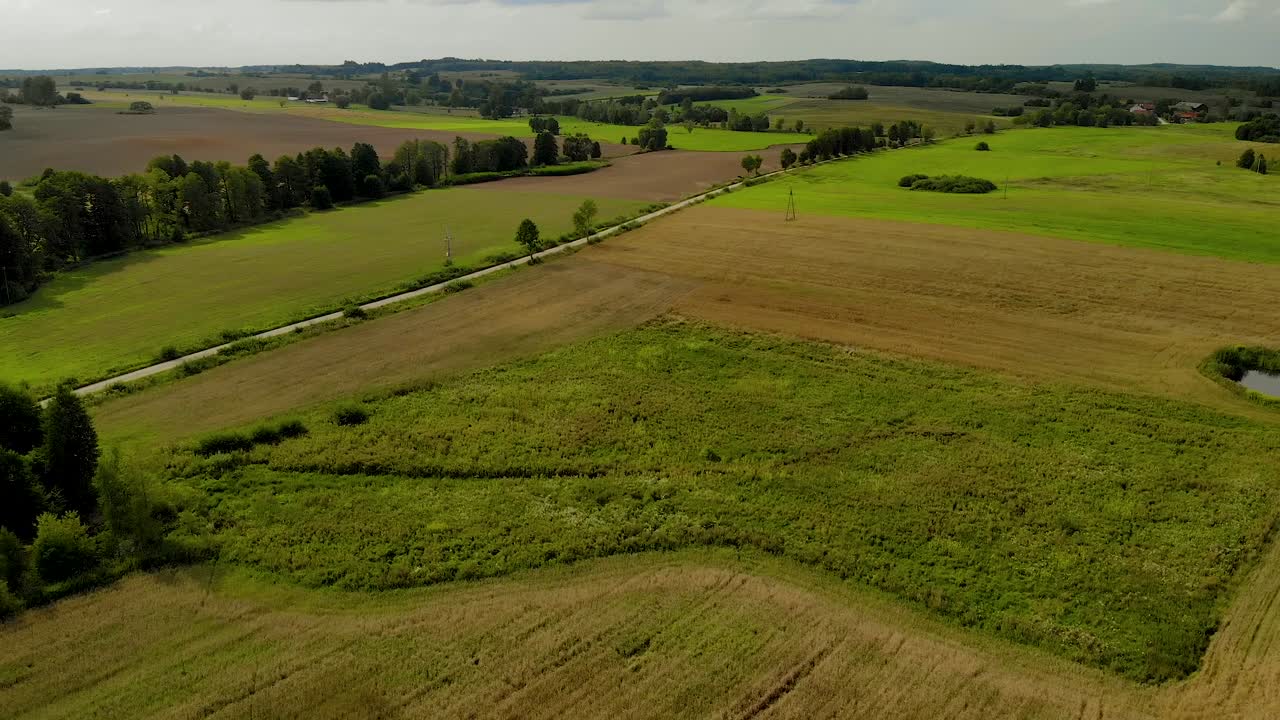 imágenes aéreas sobre el espacio del pueblo, hermoso campo verde, hierba fresca y paisaje natural, este de polonia, cielo mágico y árboles altos en horizontal