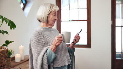 Hogar,-Teléfono-Inteligente-Y-Mujer-Mayor-Con-Café