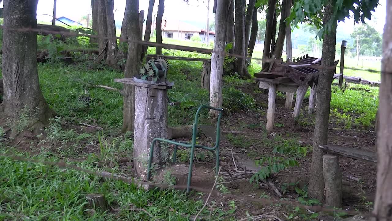 이 마약 생산 현장은 멕시코 마약 카르텔에 대한 조사 중에 발견되었으며 마약을 생산하는 데 사용되는 오래된 장비로 가득합니다.