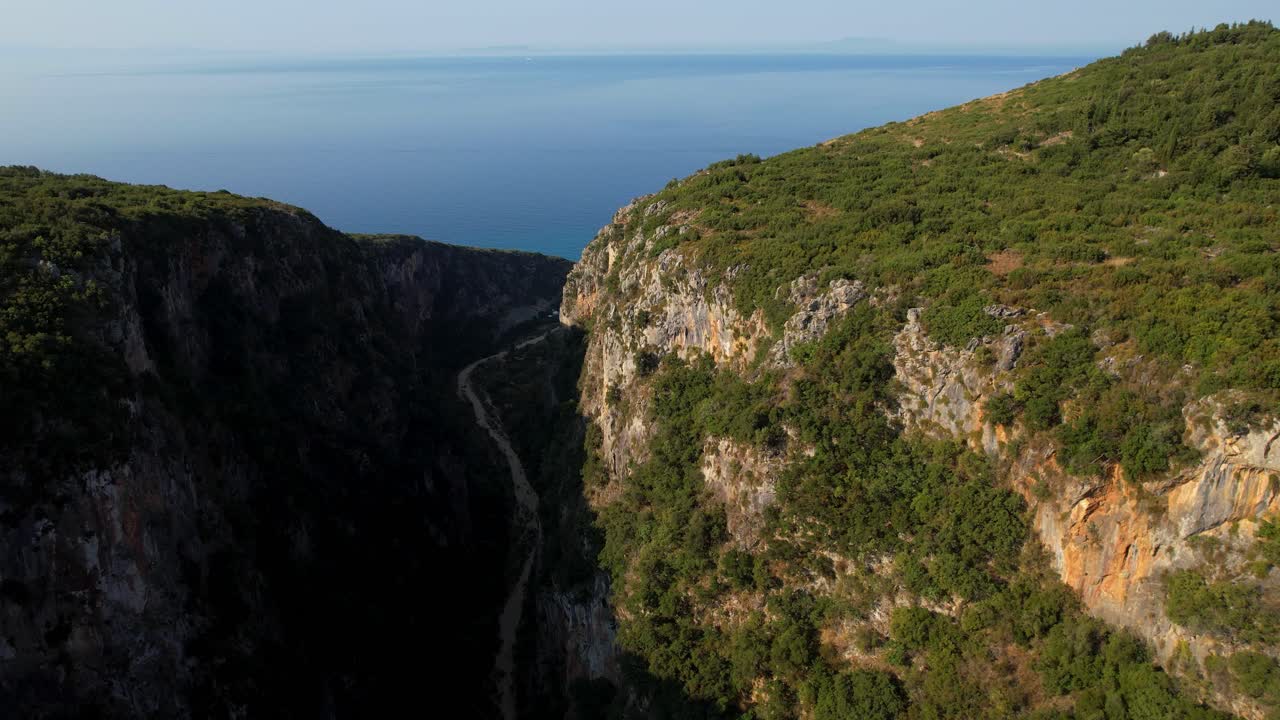 viajando a través del cañón costero hacia la remota playa de gjipe en la costa albanesa del mar jónico