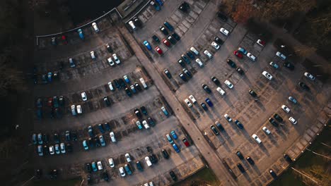 hiperlapso aéreo que muestra edificios, automóviles y paisajes urbanos