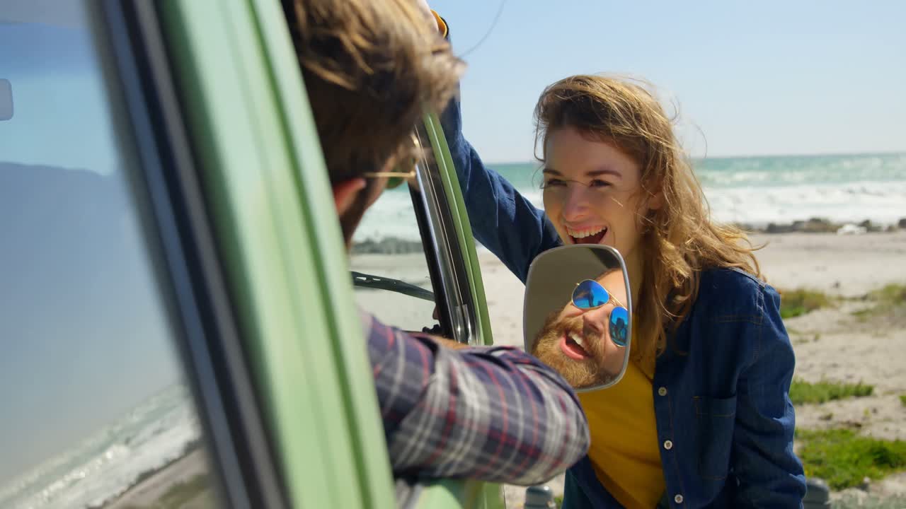 pareja feliz interactuando entre sí 4k
