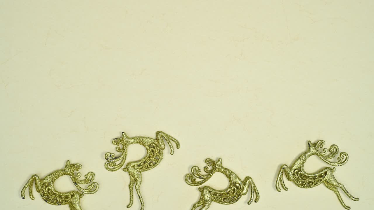 크리스마스 반이는 금색 사이 베이지색 배경의 부분에 나타납니다.