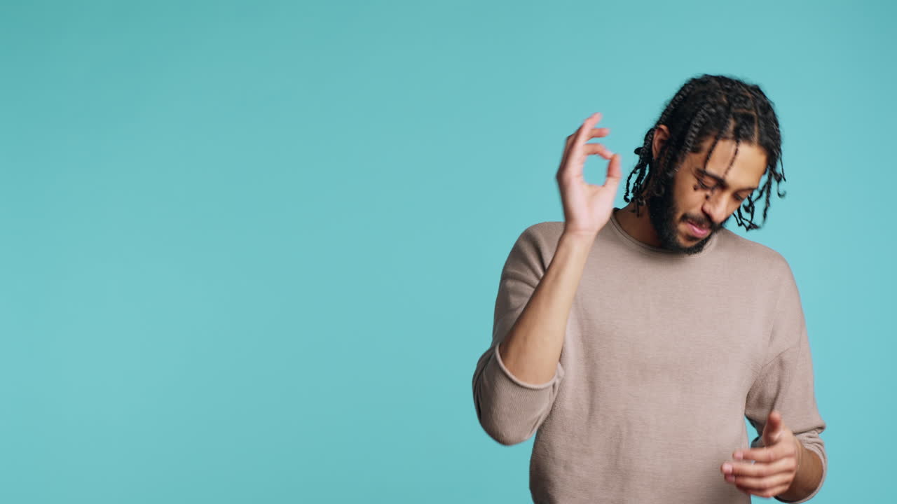 hombre aplaudiendo felizmente, satisfecho con los logros, fondo de estudio