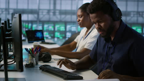 equipo de análisis de datos en la sala de control