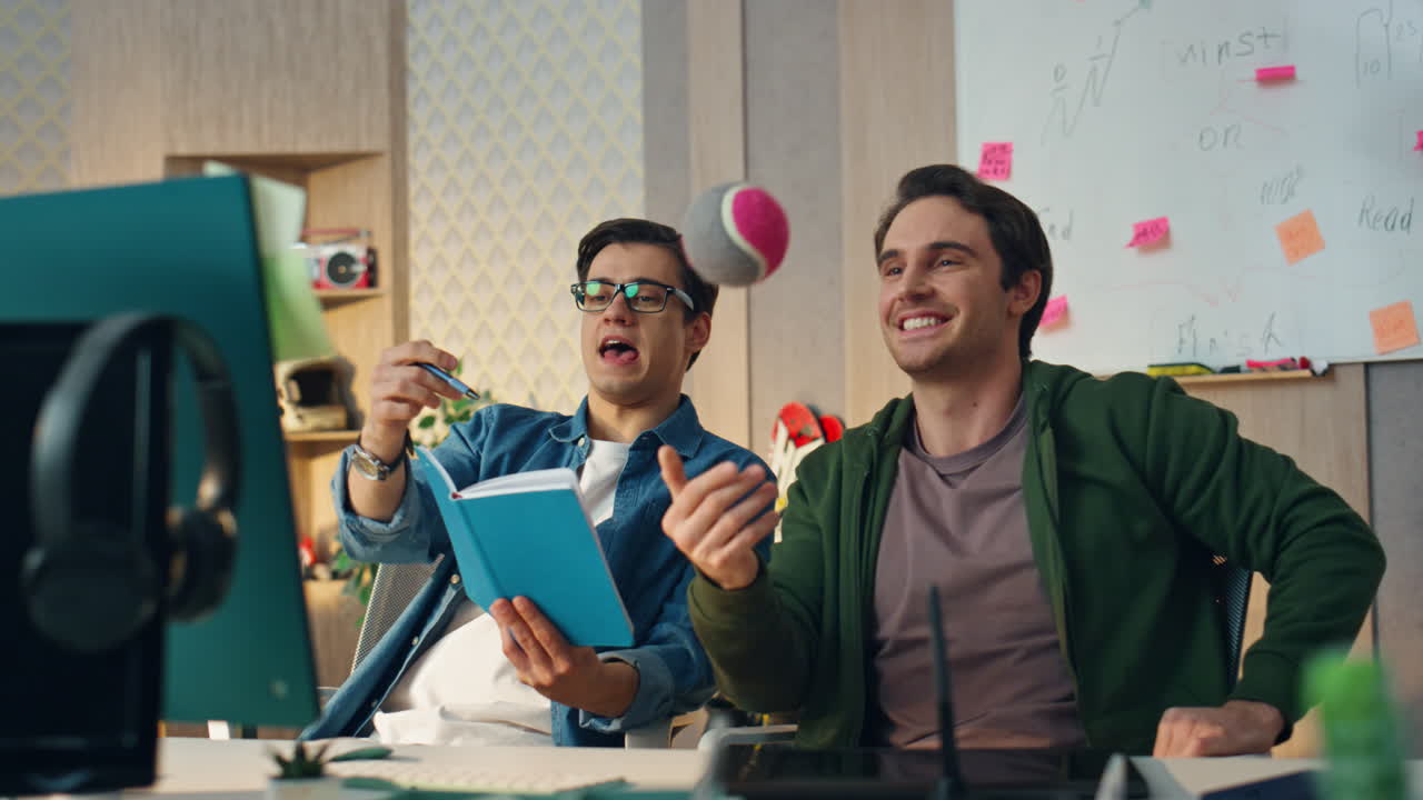 trabajadores sonrientes hablando reunión virtual oficina moderna. dueños de la empresa hablando