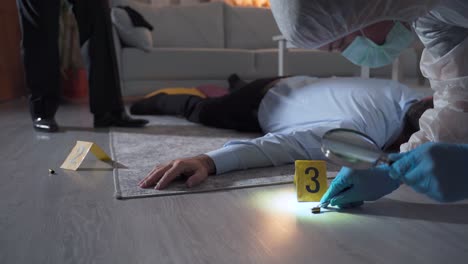 detective y experto forense examinando el cuerpo en la escena del crimen.