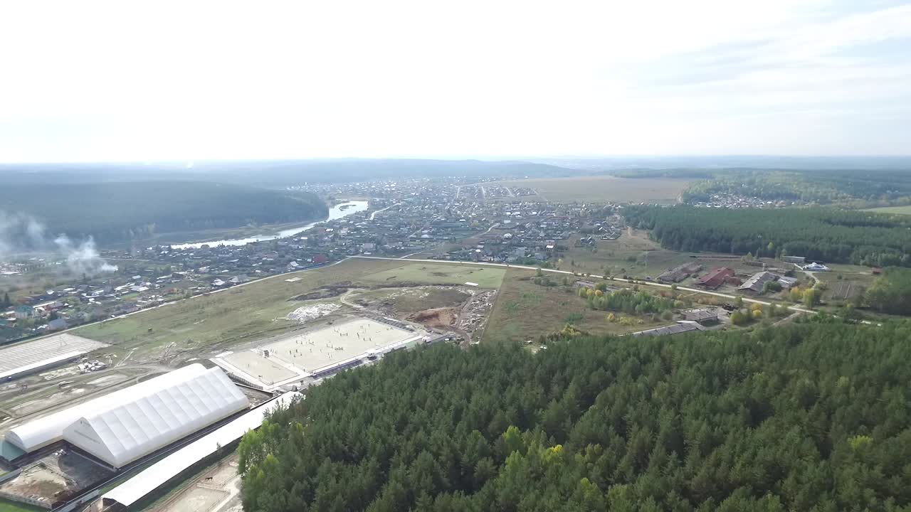 воздушный вид сельской деревни с строительной площадкой и спортивным сооружением