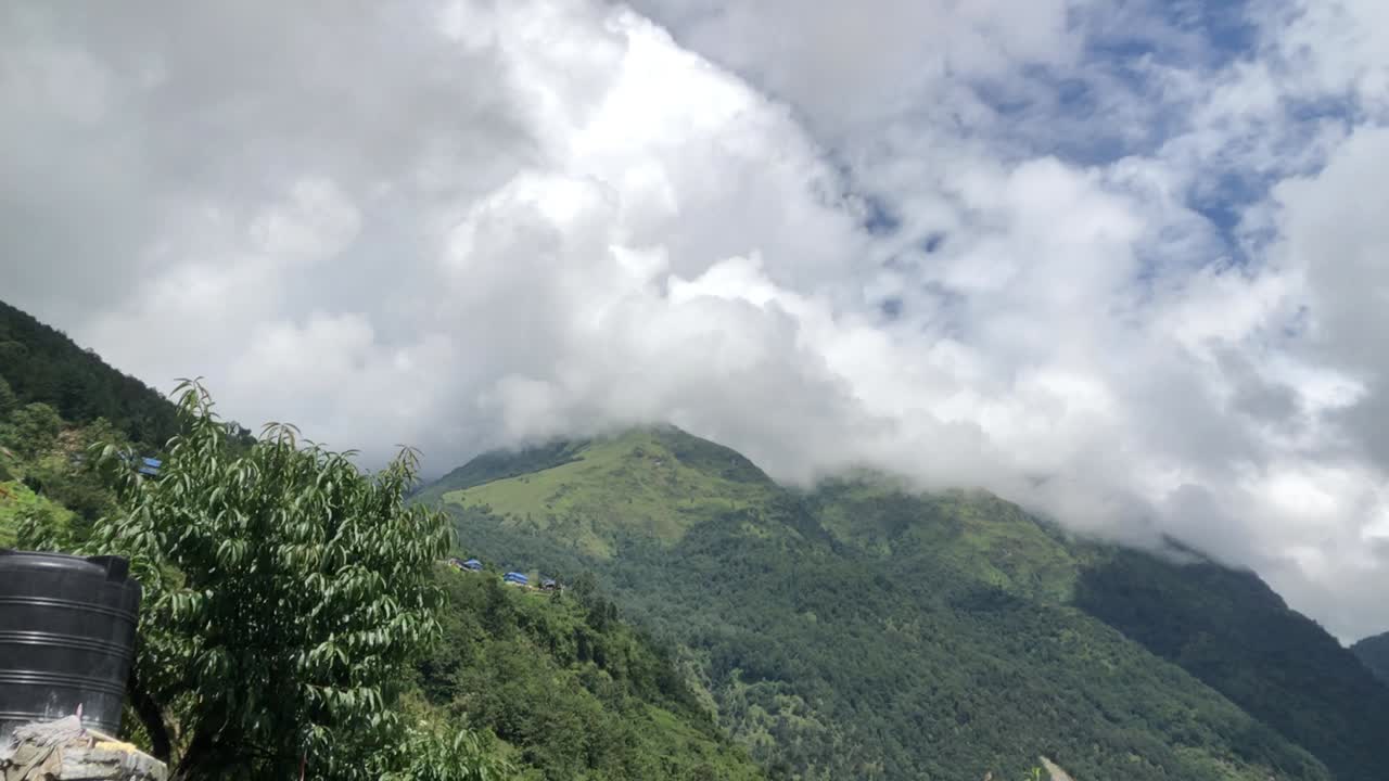 화창한 날 언덕 꼭대기에서 구름 운동의 낮 시간 경과
