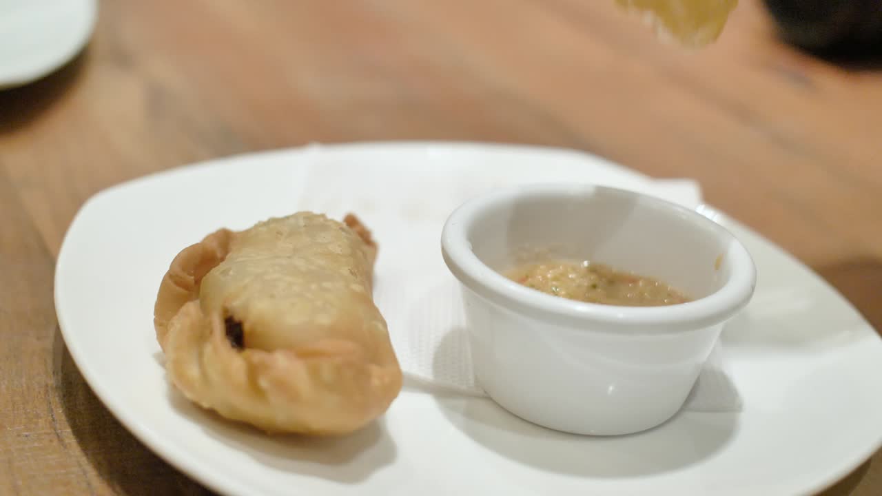empanadas fritas sumergidas en salsa