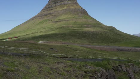 montaña kirkjufell vista desde la cascada kirkjufellsfoss, inclinación hacia arriba, antena