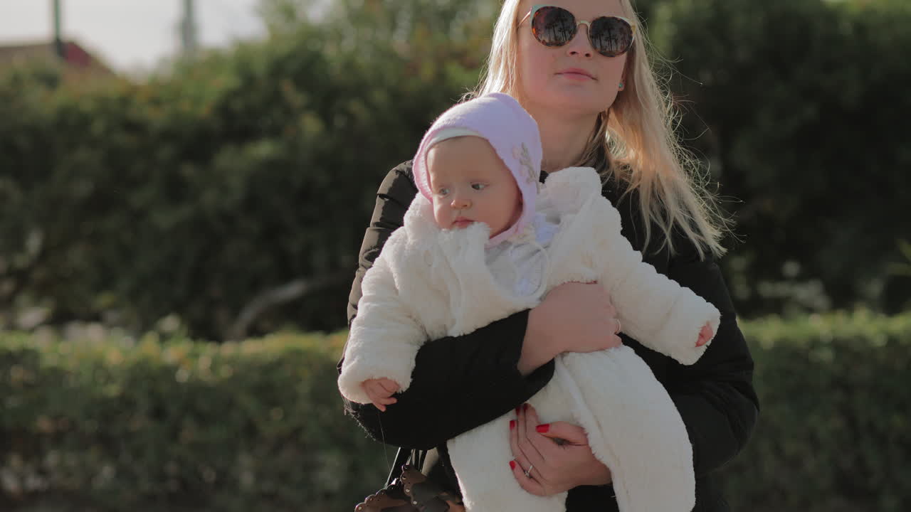 madre con su bebé afuera