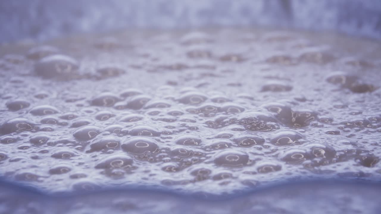 팬케이크를 만들 준비가 된 그릇에 거품이 이는 제품