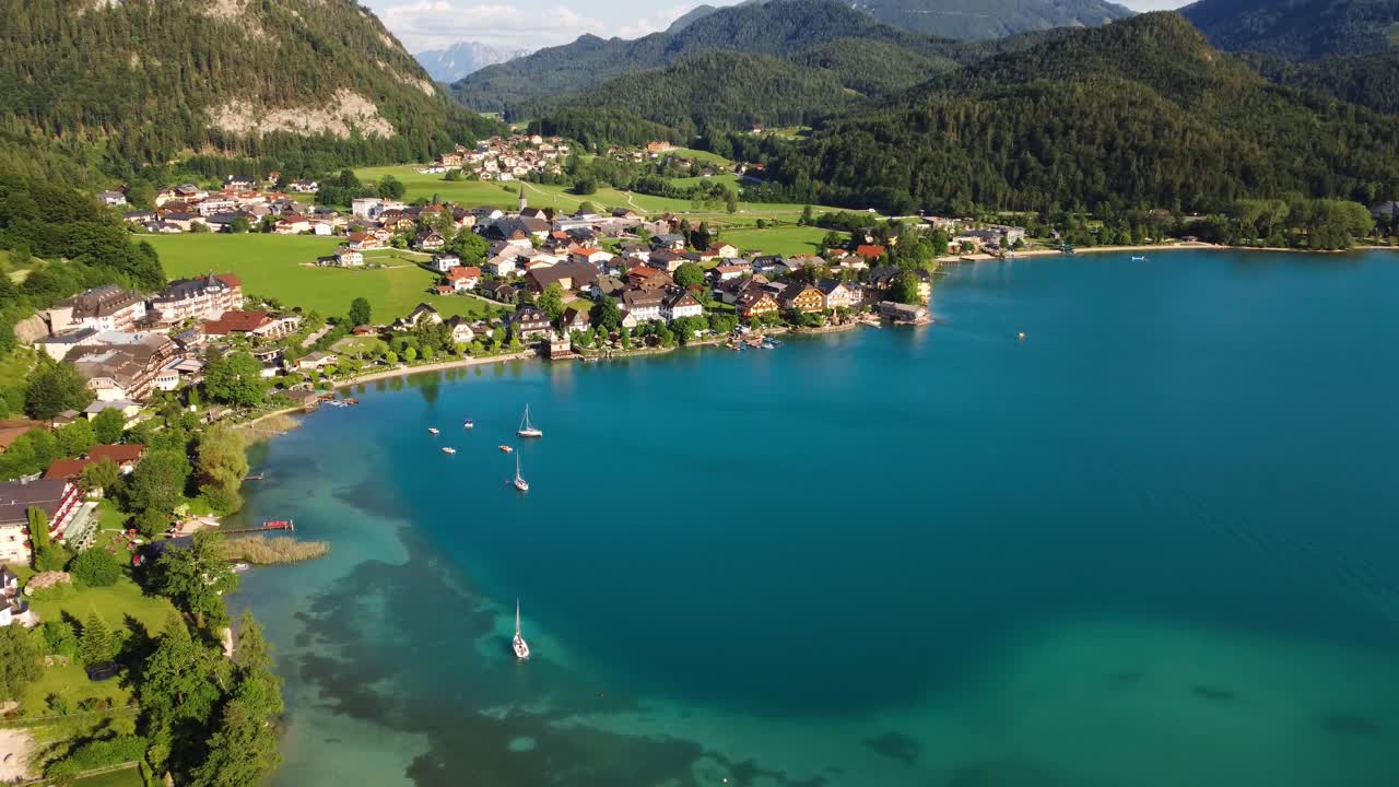 fuschl am ver la ciudad drone aéreo disparado con una hermosa vista del lago, austria