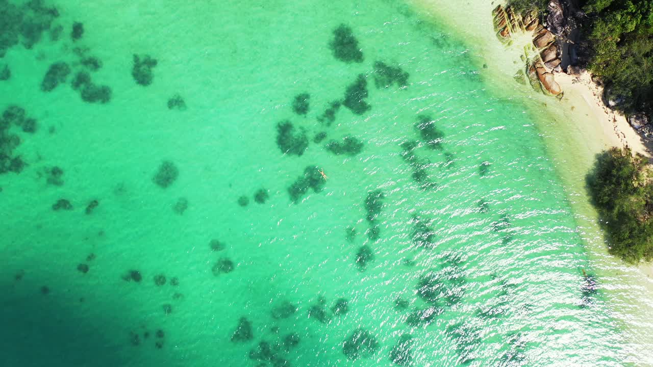 코코 섬, 세이셸 화강암 바위, 인도양의 청록색 맑은 바닷물