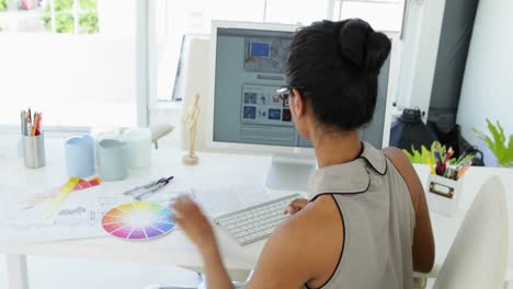 encantadora joven mujer de negocios trabajando en su computadora