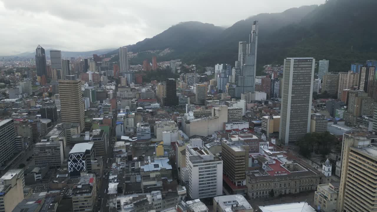 Bogotá, Colombia, paesaggio urbano della capitale latinoamericana tra le montagne delle Ande, vista aerea in una giornata nuvolosa e cupa